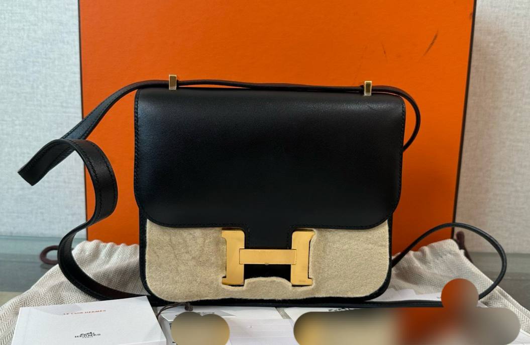Hermes Mini Constance in Black Epsom
GHW - Y Stamp(2020)