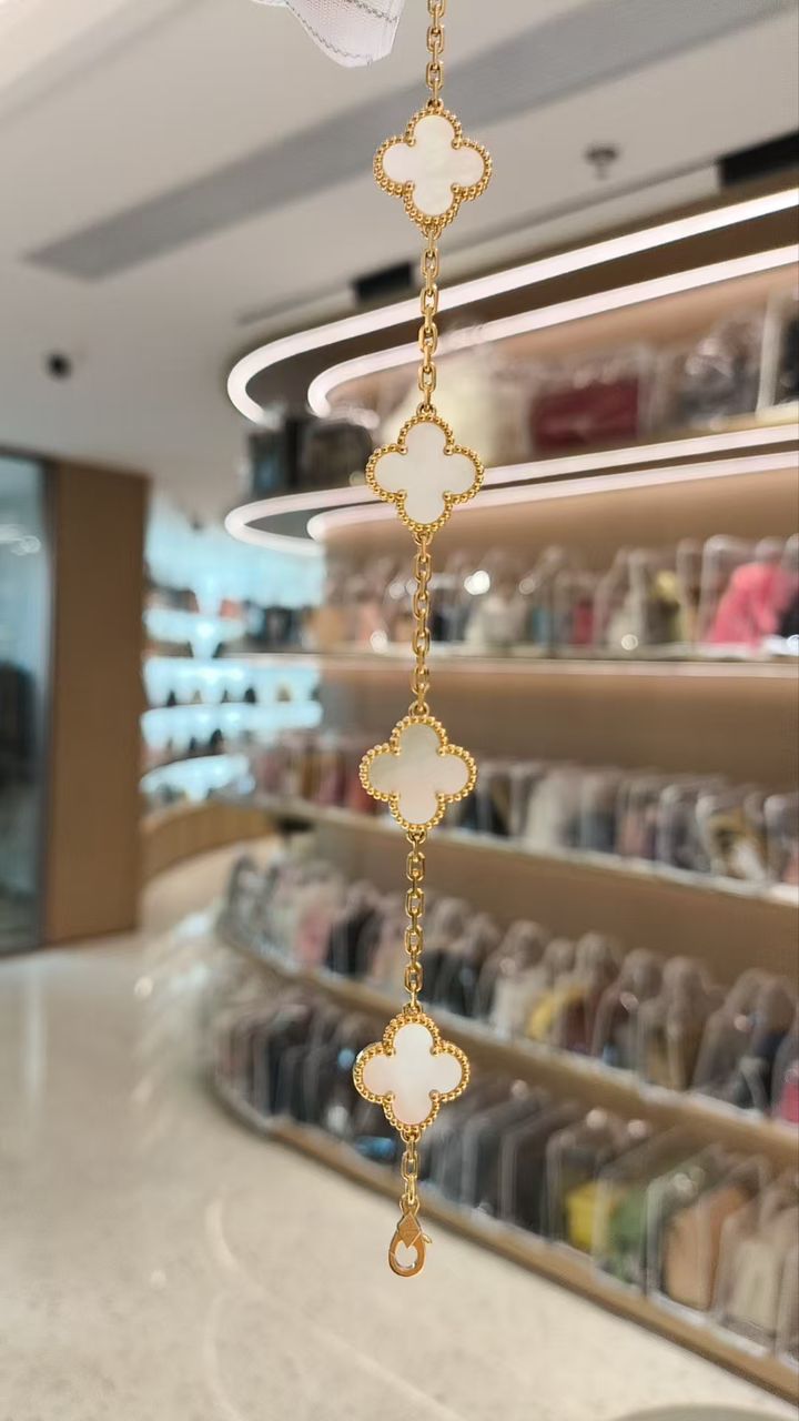 VCA bracelet mother of pearl (2020) (20% DEPOSIT)