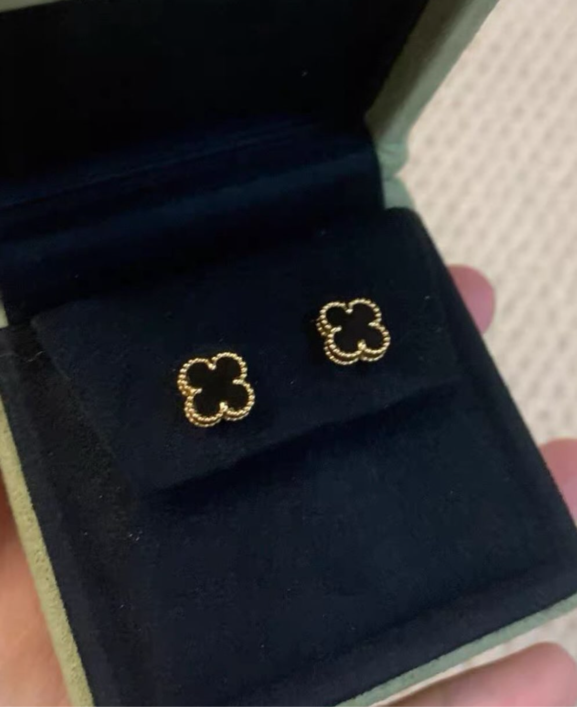 Van Cleef & Arpels sweet Alhambra earrings in 18k gold, onyx-Year 2020