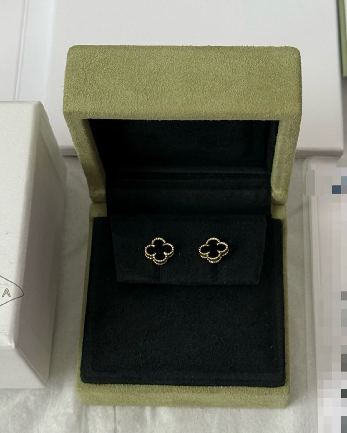 Van Cleef & Arpels sweet Alhambra earrings in 18k gold, onyx-Year 2020