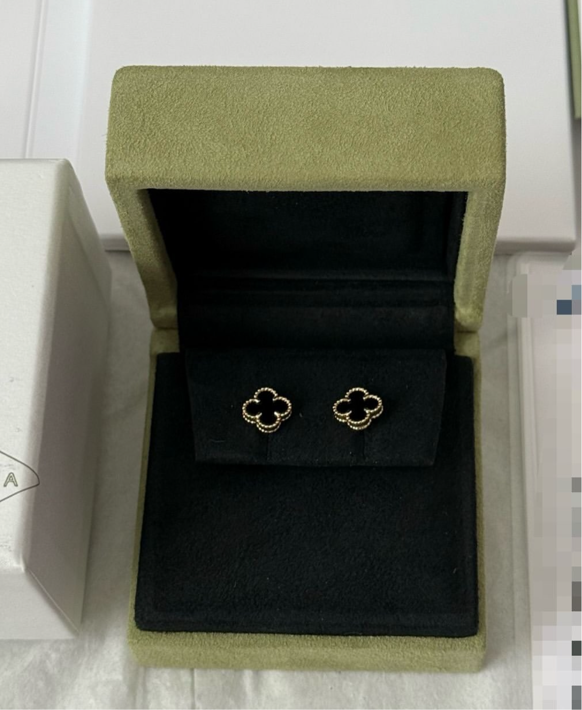 Van Cleef & Arpels sweet Alhambra earrings in 18k gold, onyx-Year 2020