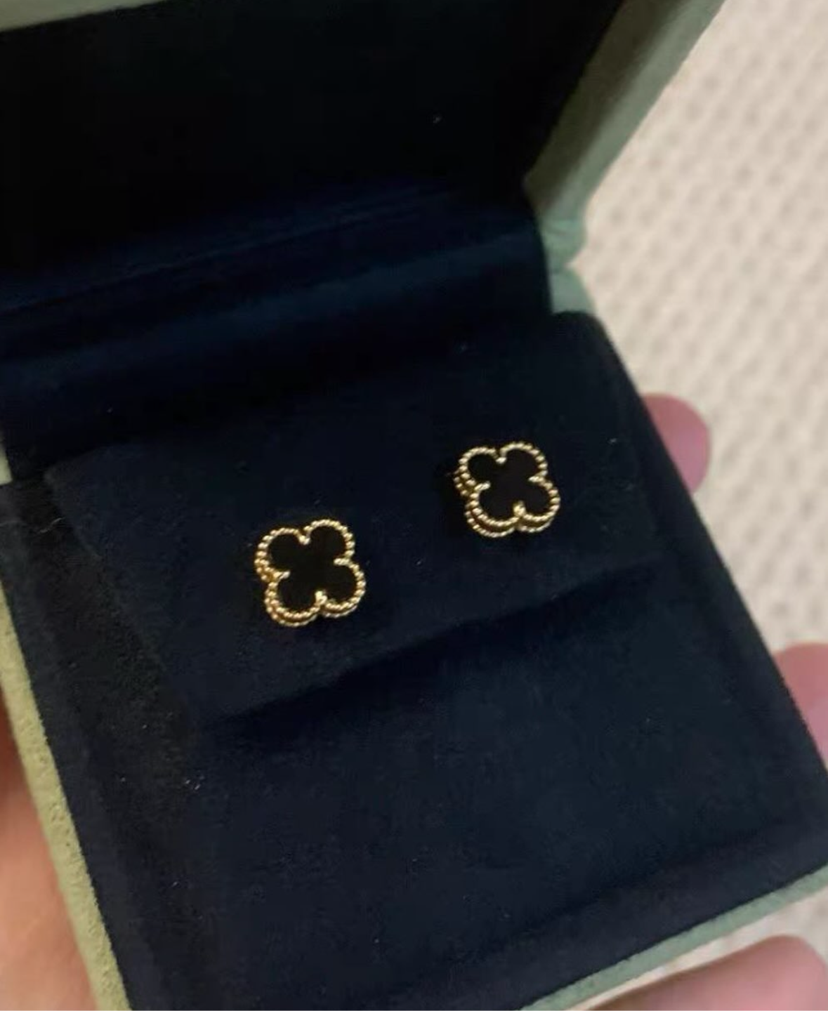 Van Cleef & Arpels sweet Alhambra earrings in 18k gold, onyx-Year 2020