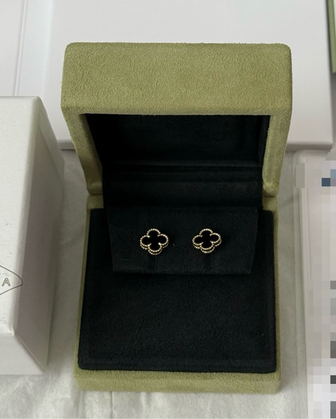 Van Cleef & Arpels sweet Alhambra earrings in 18k gold, onyx-Year 2020