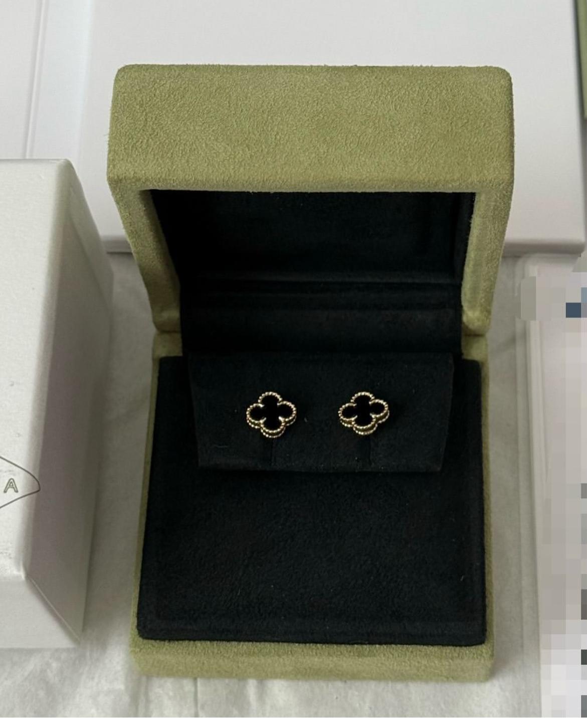 Van Cleef & Arpels sweet Alhambra earrings in 18k gold, onyx-Year 2020