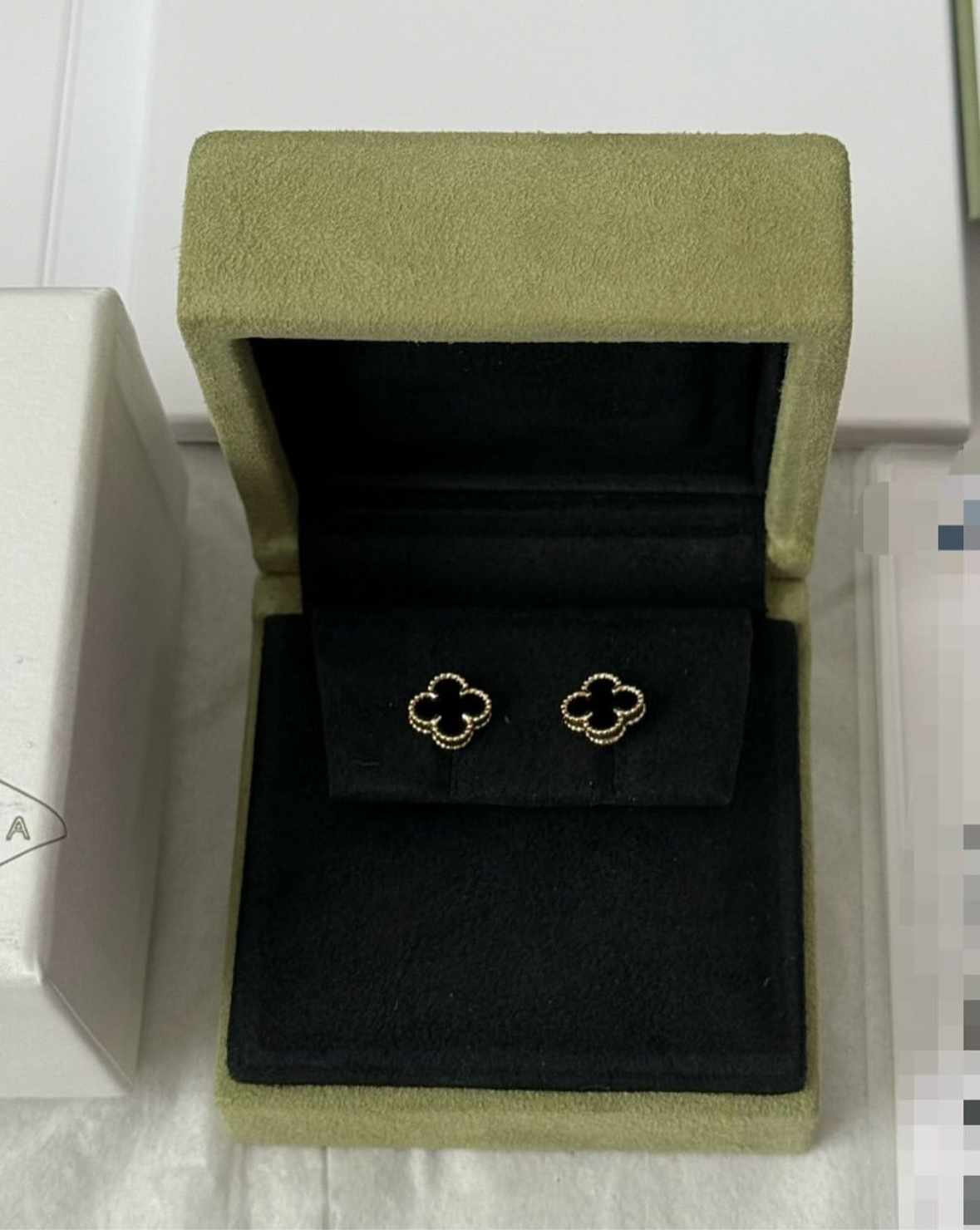 Van Cleef & Arpels sweet Alhambra earrings in 18k gold, onyx-Year 2020
