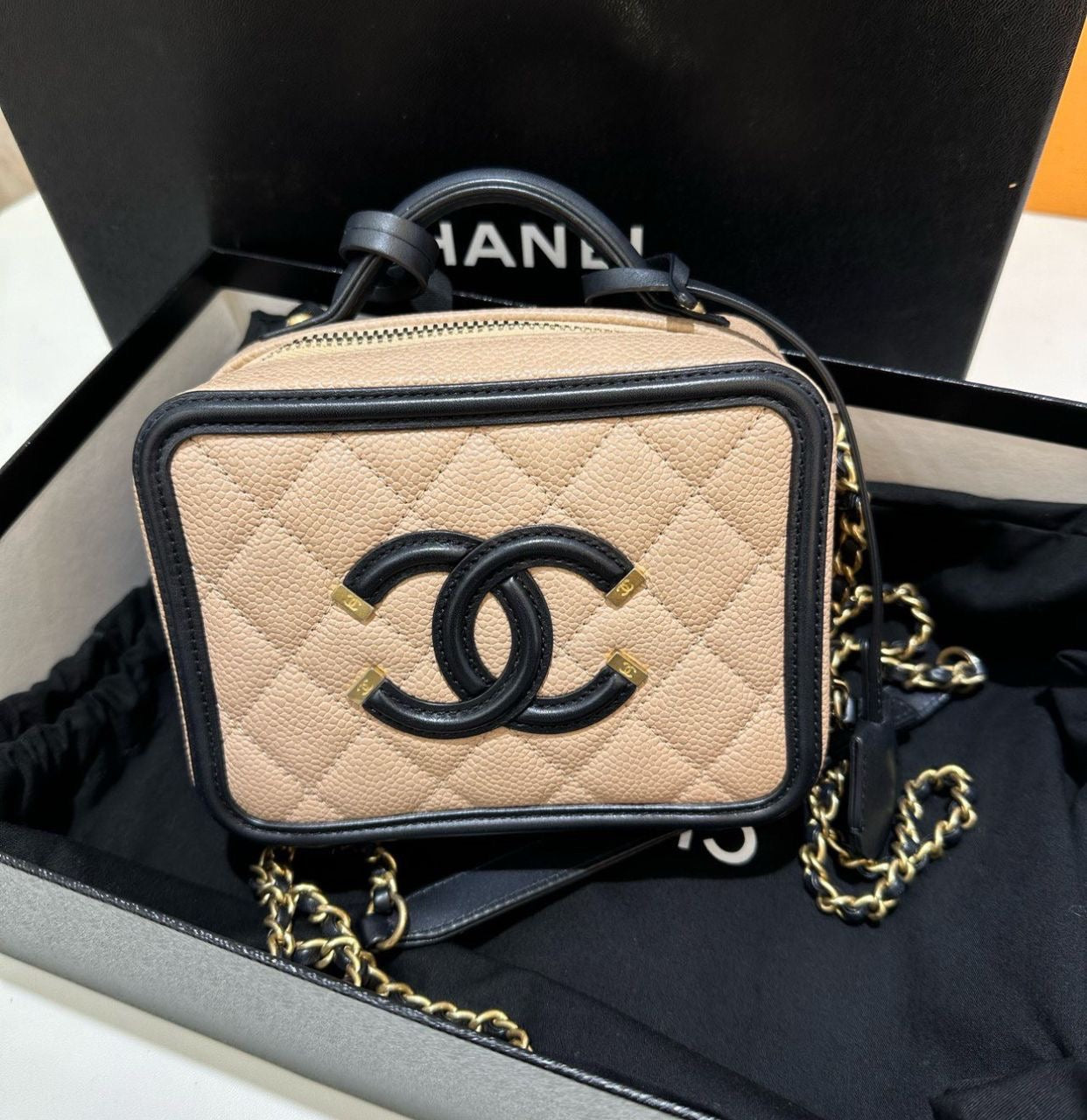 CHANEL Filigree Vanity Case Small in Caviar GHW Series 26(2018/2019)