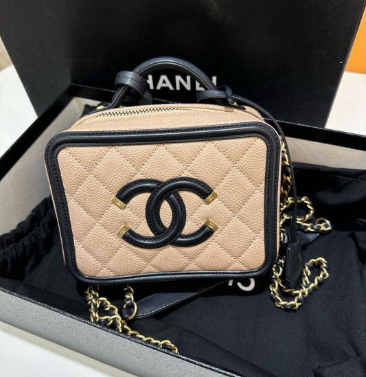 CHANEL Filigree Vanity Case Small in Caviar GHW Series 26(2018/2019)