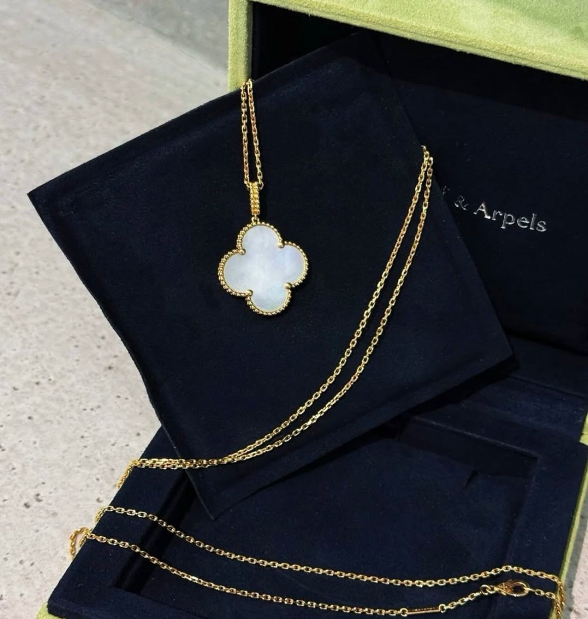 Van Cleef & Aprels Magic Alhambra Pendant Necklace in 18K Yellow Gold, Mother of Pearl.